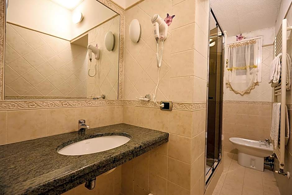 HOTEL PARADISO