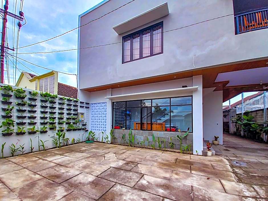 RedDoorz Plus Syariah at Umyas Hotel near Terminal Anjuk Ladang Nganjuk