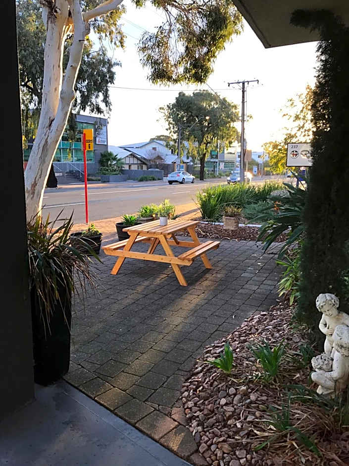 Hello Adelaide Motel and Apartments