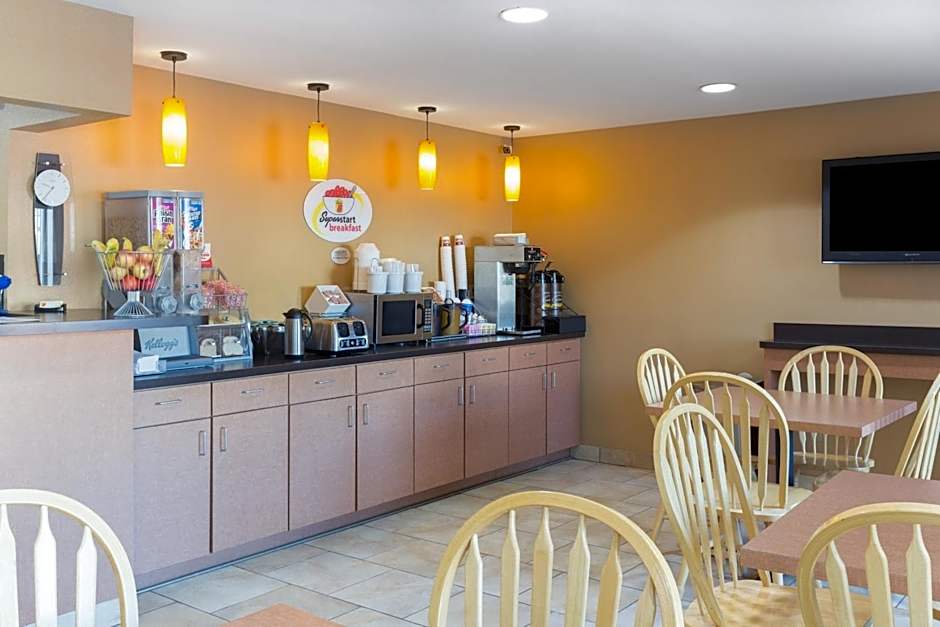 Super 8 by Wyndham Radcliff Ft. Knox Area