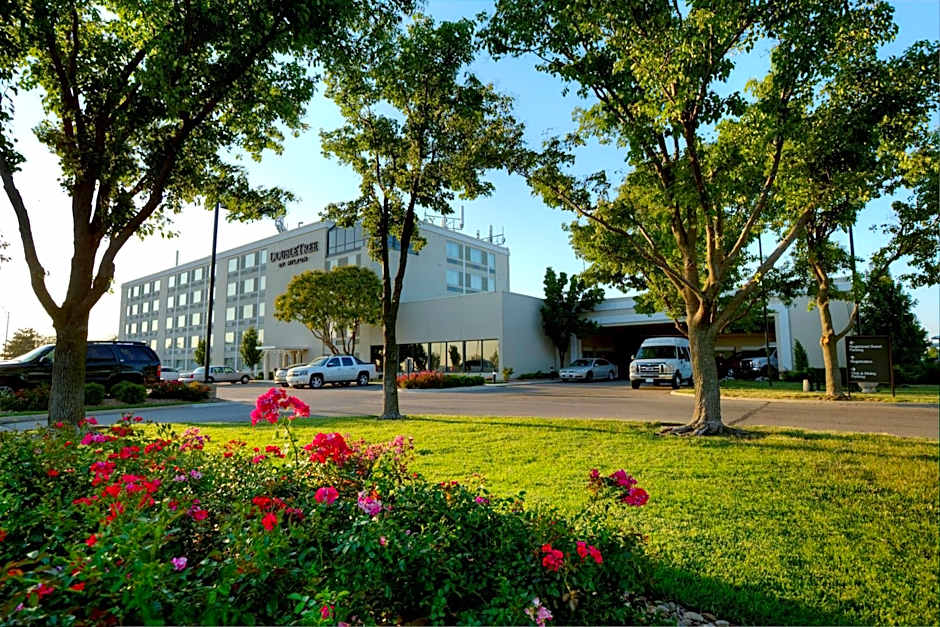 DoubleTree By Hilton Wichita Airport