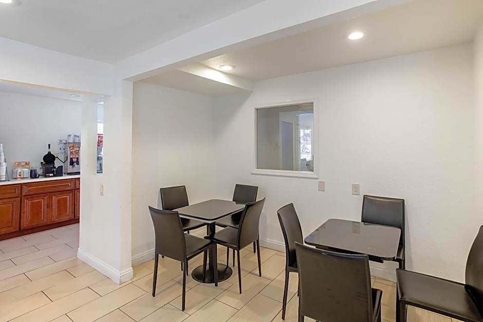 Howard Johnson Suites by Wyndham San Diego Chula Vista/BayFt