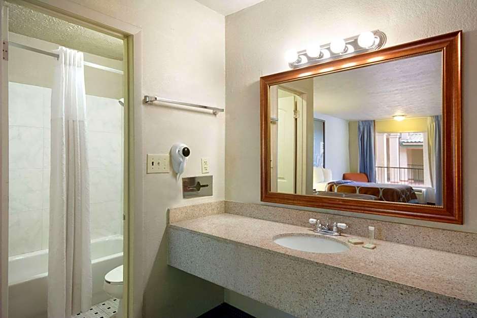 Super 8 By Wyndham Atlanta/Hartsfield Jackson Airport