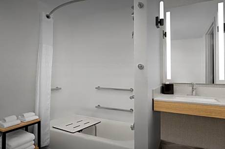 2 Queen Mobility Accessible W/Bathtub