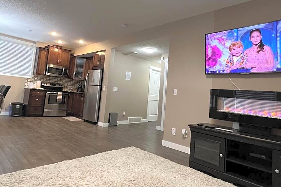 Spacious Private Walkout Entire Suite Close to YYC, DT, Shops, Stampede & Mountains with many Amenities in Panorama Hills NW - 4 Can Sleep
