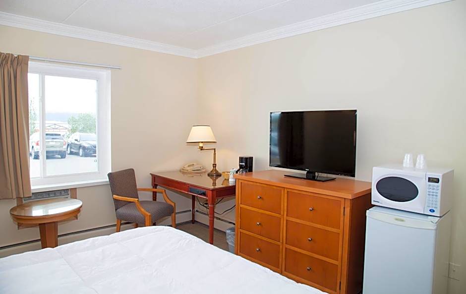 Twin Pine Inn & Suites