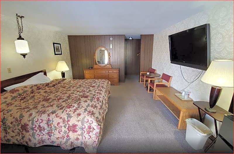 Love Hotels Tomahawk by OYO at Lake Mohawksin WI