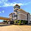La Quinta Inn & Suites by Wyndham Marshall