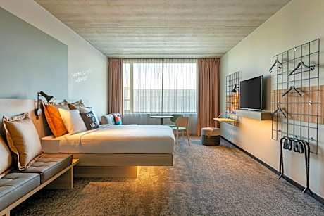 Moxy Large Family Room