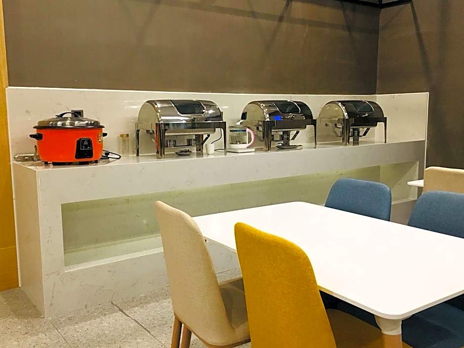 IU Hotels· Wuhan Jianghan Road Metro Station