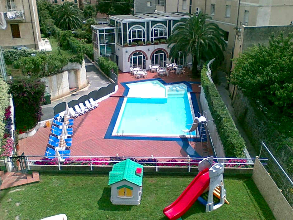 Hotel Riviera 3 Stelle con piscina estiva gratuita e garage a pagamento