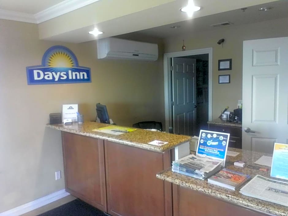 Days Inn by Wyndham Kingman East