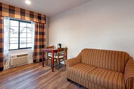Deluxe King Suite - Non-Smoking