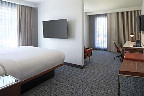 Executive King Room with Sofa Bed and Courtyard View