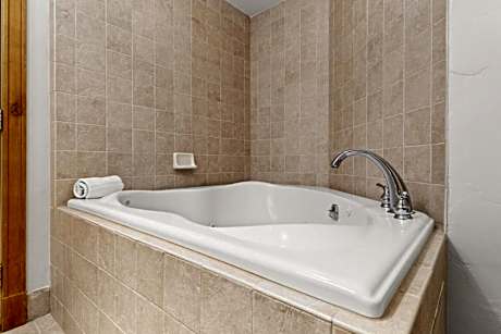 Condo 2 Bedroom Deluxe/1 King/2 Queen/3 Bathroom