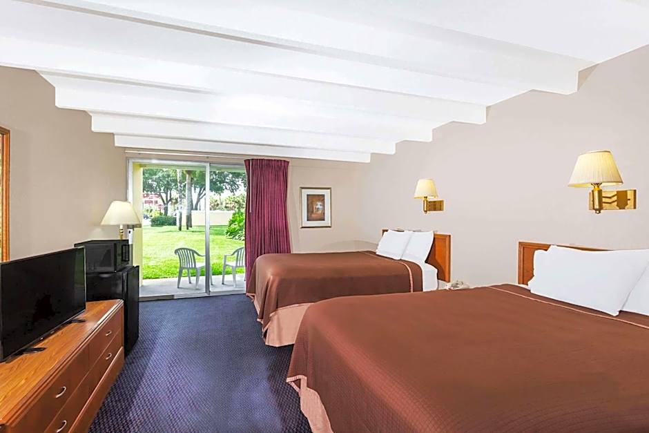 Howard Johnson by Wyndham Vero Beach / Downtown