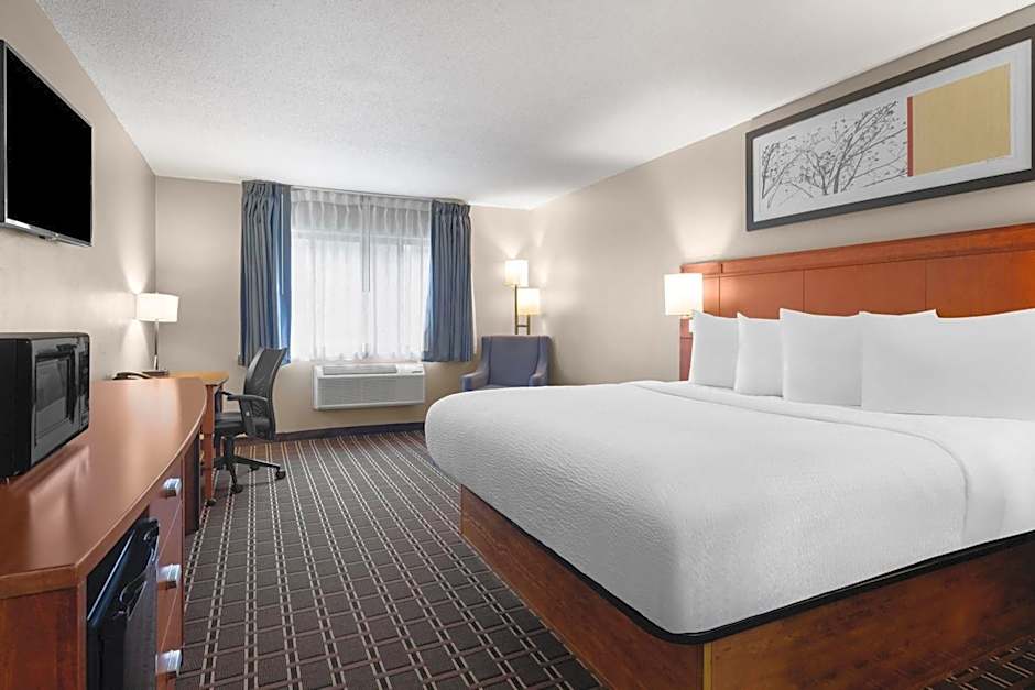 Travelodge by Wyndham Fargo West Acres