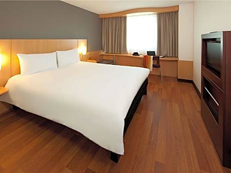 Room with double bed 160x200 cm featuring the n ew bedding