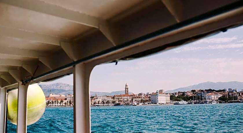 Booze & Snooze Social Hostel