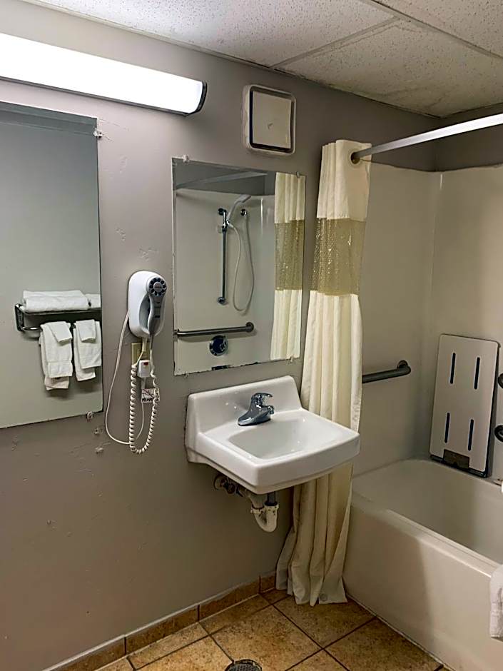 Days Inn by Wyndham Louisville Airport Fair and Expo Center