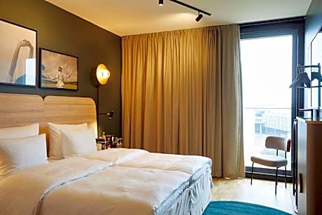 Superior Double Room with access to lounge "Living Room"