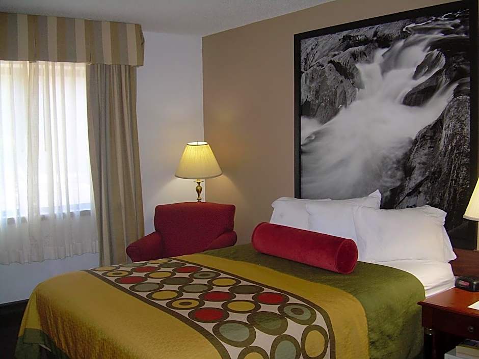 Super 8 by Wyndham Milwaukee Airport