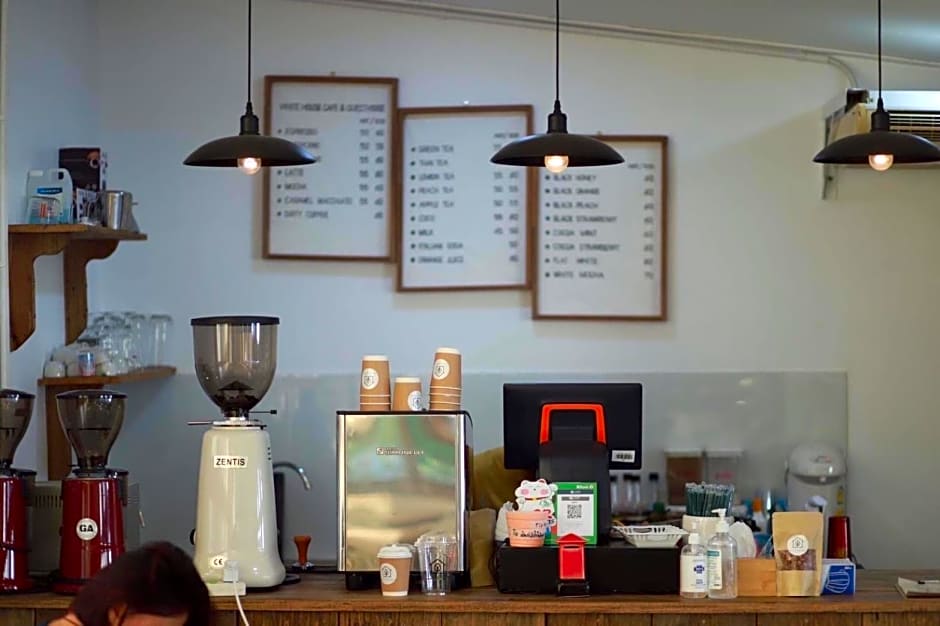 Whitehouse cafe&Guesthouse