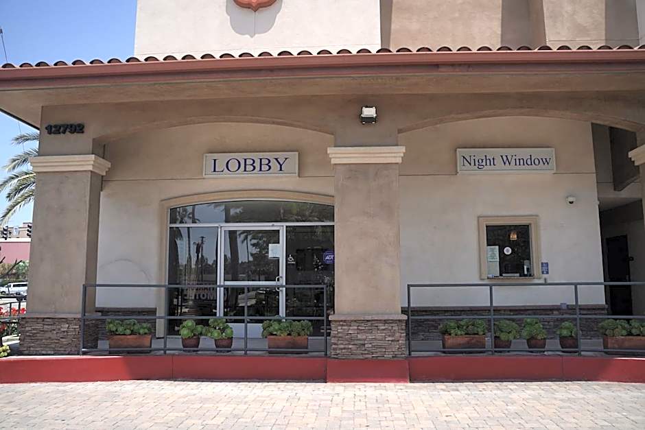 Harbor Inn & Suites