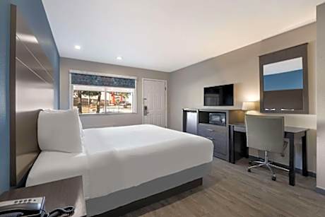 1 King Mobility Accessible Bathtub Kitchenette Microwave Fridge Non-Smoking Full Breakfast