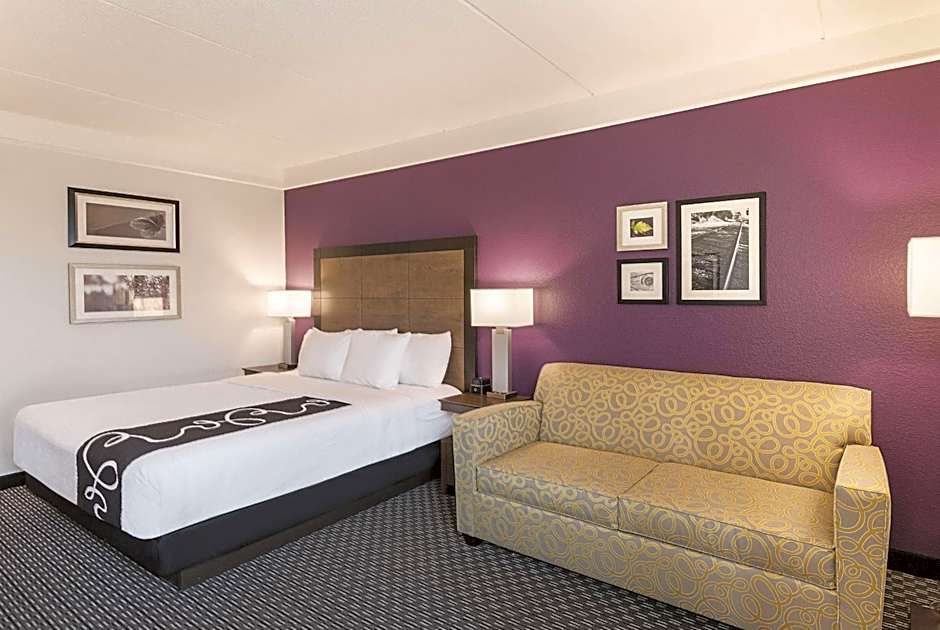 La Quinta Inn & Suites by Wyndham Arlington North Six Flags Drive