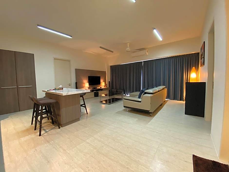 By The Sea Side Seaview and Mountain View 252