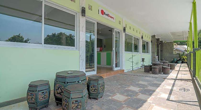 RedDoorz Syariah near Museum Wisma Karya Subang