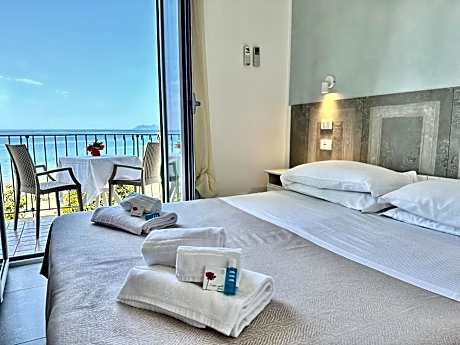 Deluxe Double Room with Balcony and Sea View