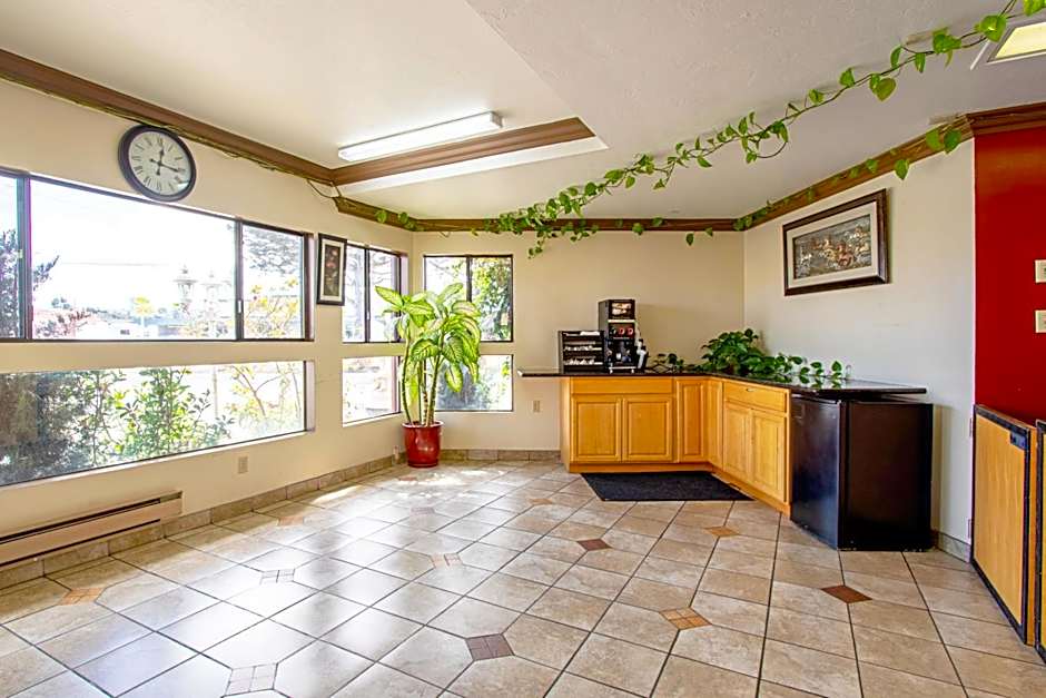 Red Roof Inn & Suites Monterey