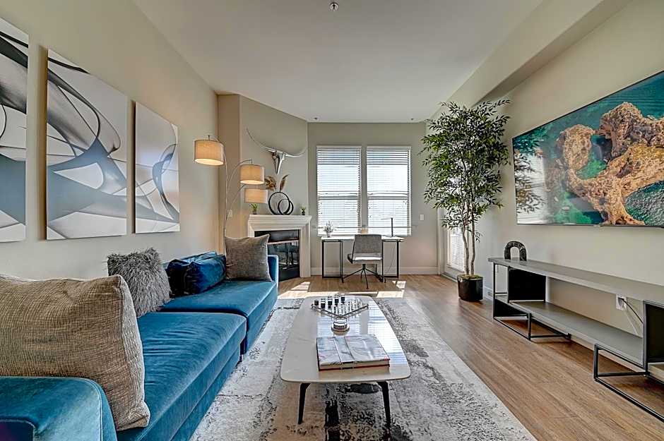 Penthouse One Bedroom Garden View Condo by UCLA