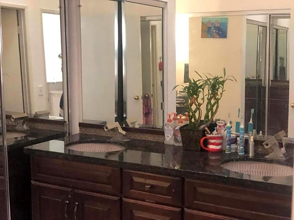 Irvine Master Bedroom with private bathroom by UCI, SNA, beach!