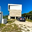 Escape to Paradise, Minimalist 4-BR Beachfront, 300 Mbps with amazing views