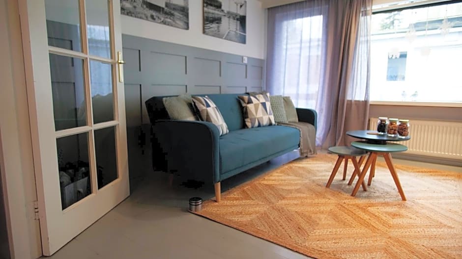 Houseboat apartment with water terrace, free bikes & fast wifi