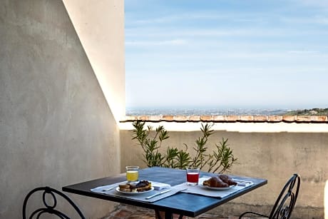 Deluxe Double Room with Balcony and Sea View
