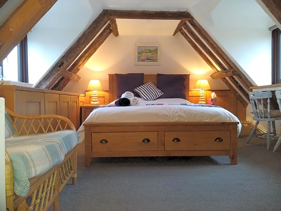 AnchorageWells Entire Cottage OR a King Ensuite on Room Only