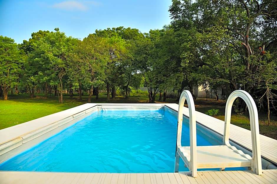 Funky Leopard Safari Lodge Bordering Yala National Park