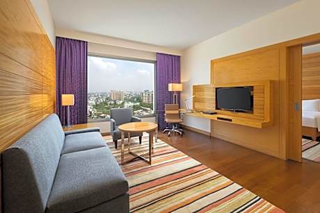 1 Bedroom Suite High Floor with lounge access