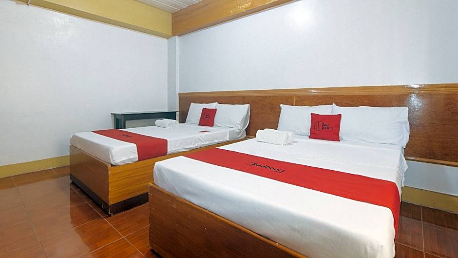 RedDoorz @ Farm Side Hotel Laoag City