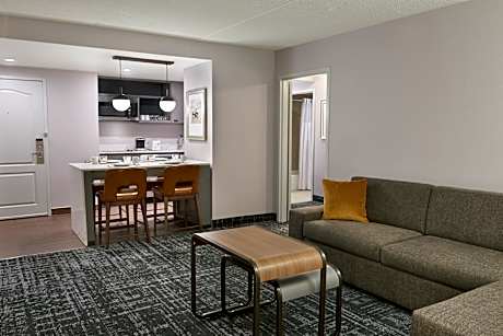 1 King/2 Qn Beds 2 Bdrm/2 Bath Suite Nonsmok