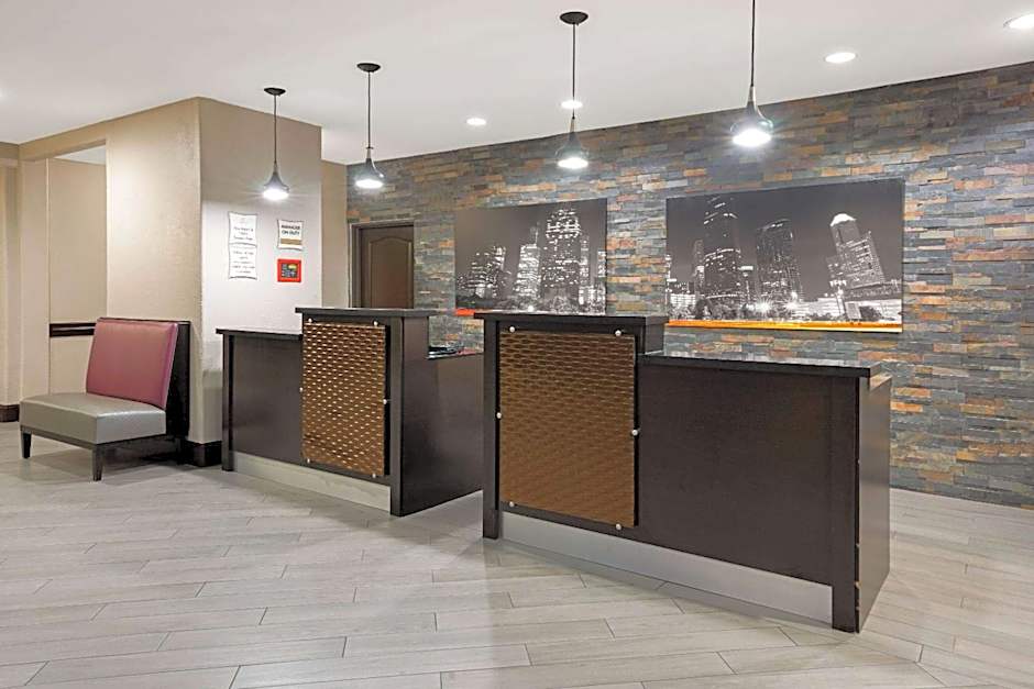 La Quinta Inn & Suites by Wyndham Bush Intercontinental Airport East