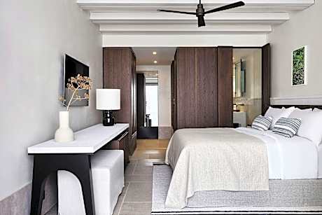 Panoramic Shared Pool, Guest Room, 1 King, Sea View, Balcony, Pool