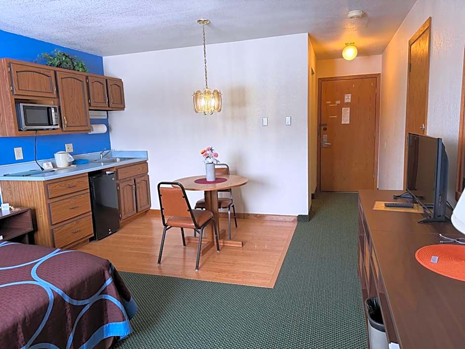 Iron Mountain Inn & Suites MI US 2