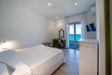 Double Room with Balcony and Sea View