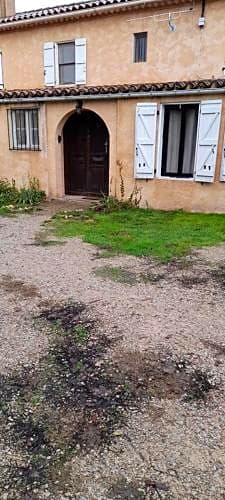 Grande chambre indépendante avec salle de bain à la campagne