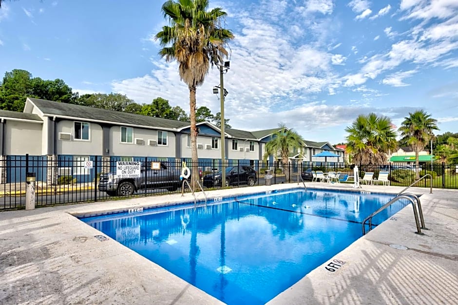 Days Inn by Wyndham Savannah Gateway I-95